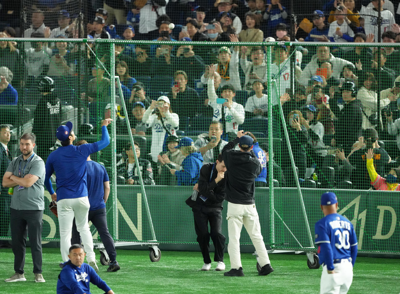 試合前、スタンドのファンにボールを投げ込むドジャース大谷（左）（撮影・足立雅史）