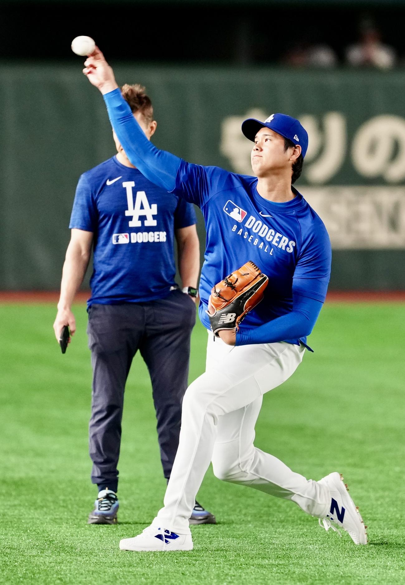 巨人対ドジャース　試合前練習でキャッチボールするドジャース大谷（撮影・江口和貴）