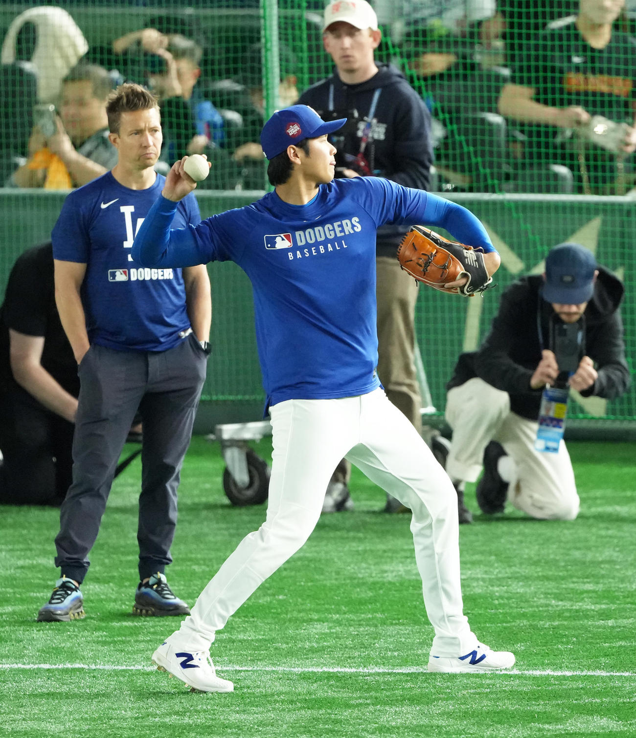 試合前、ネットスローを行うドジャース大谷（撮影・足立雅史）