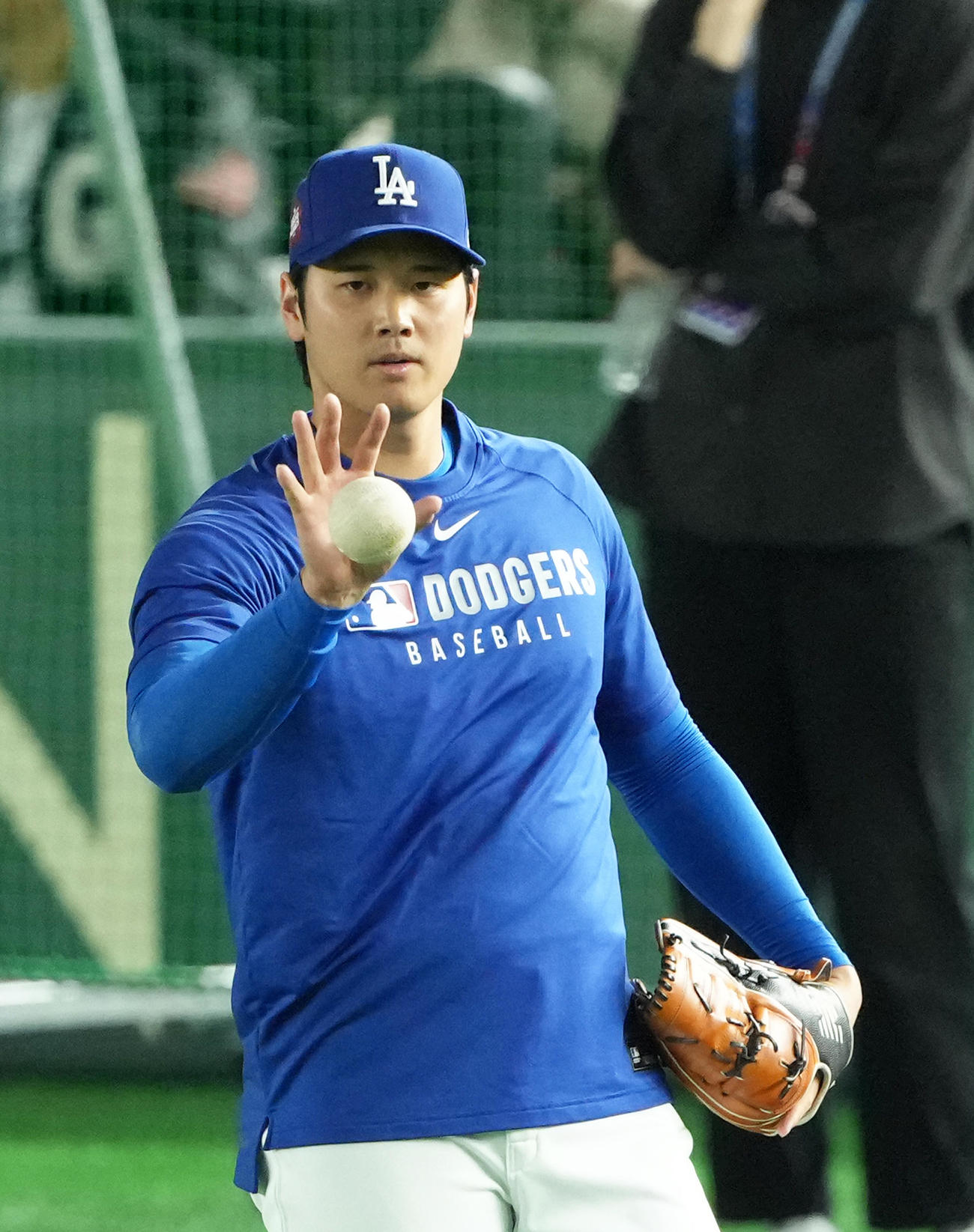 試合前、ボールをキャッチするドジャース大谷（撮影・足立雅史）