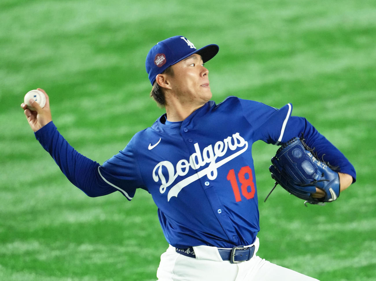 試合前、キャッチボールで調整するドジャース山本（撮影・足立雅史）