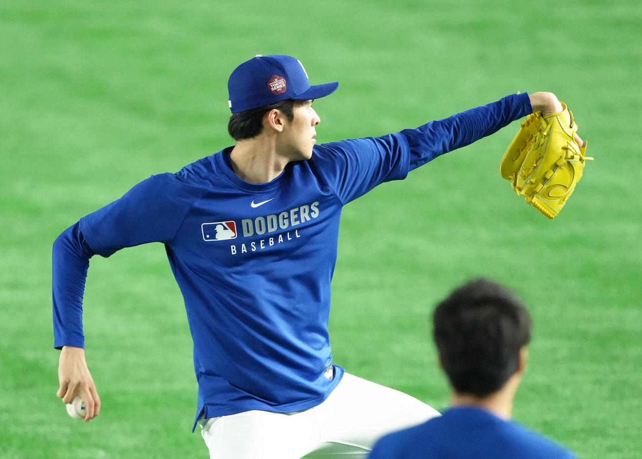 試合前、キャッチボールで調整するドジャース佐々木（撮影・足立雅史）