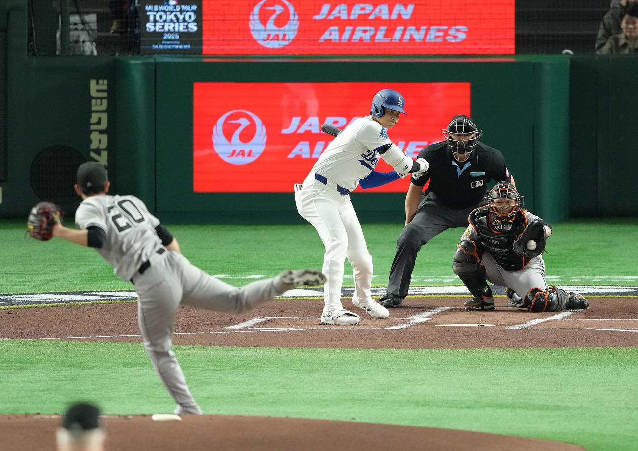 巨人対ドジャース　1回表ドジャース無死、大谷は四球で出塁する。投手戸郷（撮影・足立雅史）