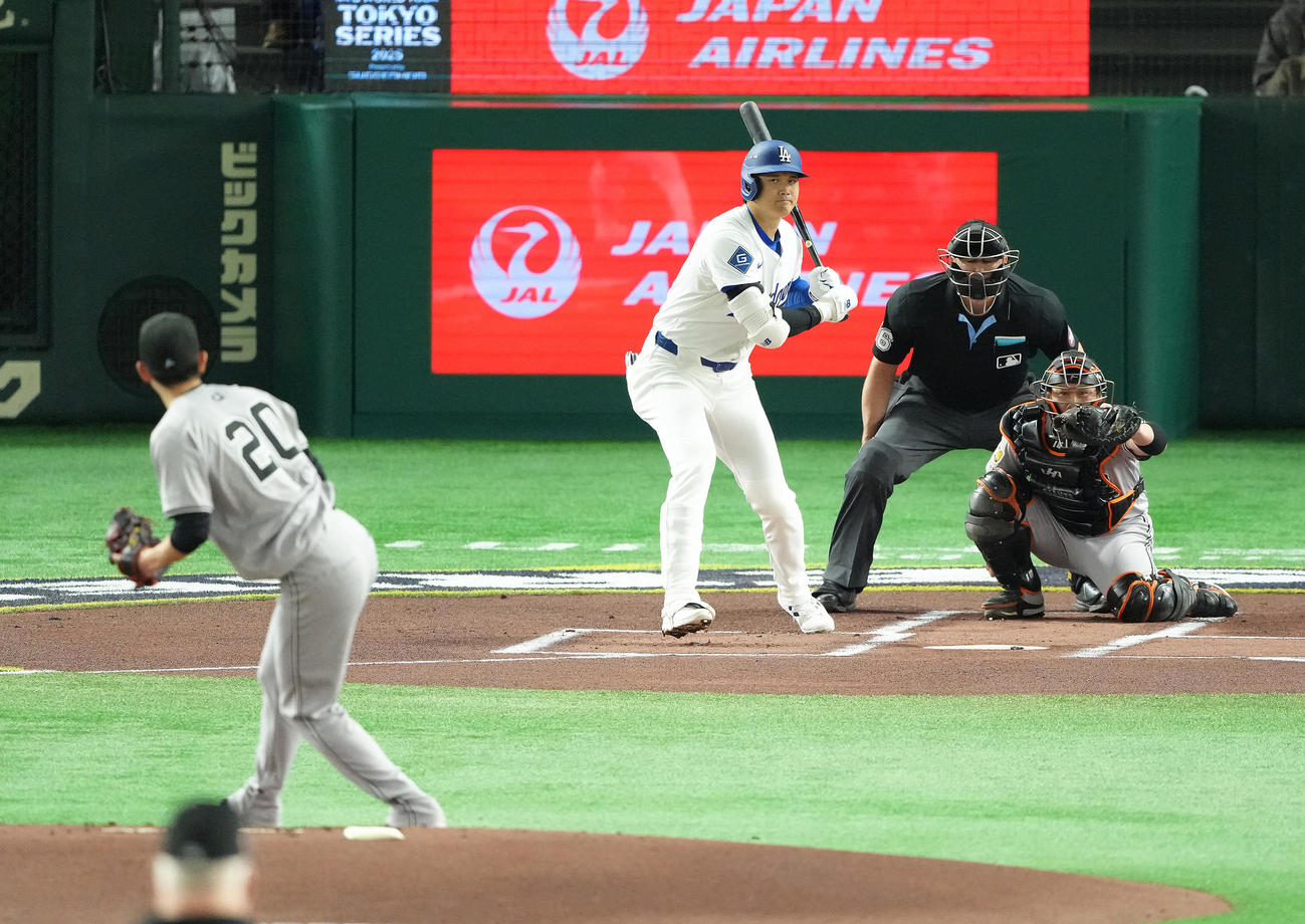 巨人対ドジャース　1回表ドジャース無死、大谷は四球で出塁する。投手戸郷（撮影・足立雅史）