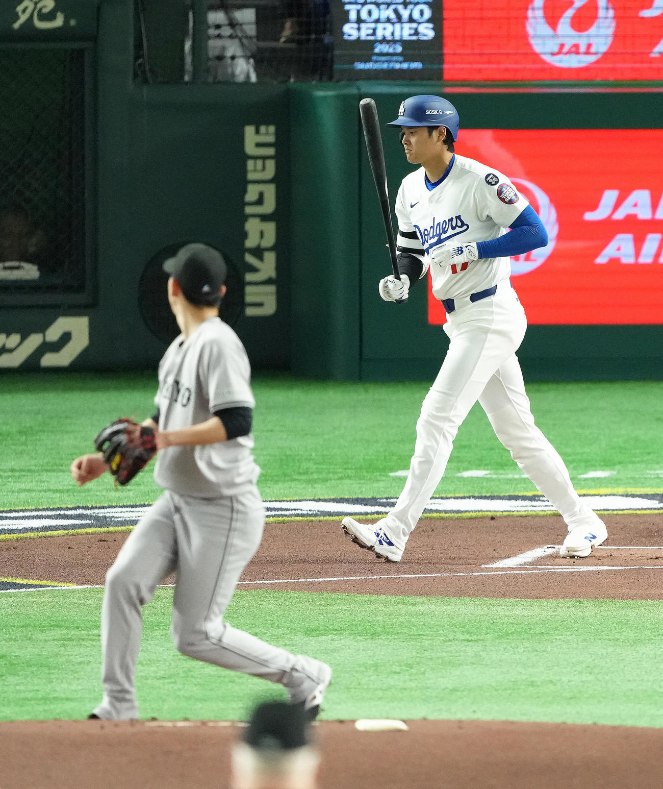 巨人対ドジャース　1回表ドジャース無死、大谷は四球で出塁する。投手戸郷（撮影・足立雅史）