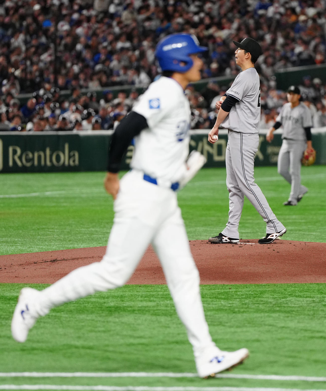 巨人対ドジャース　1回表ドジャース無死、大谷（手前）に四球を与えた戸郷（撮影・江口和貴）