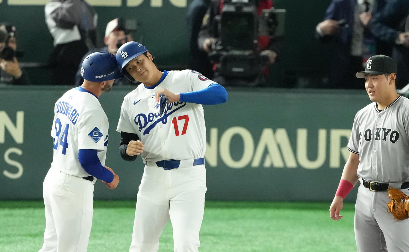 巨人対ドジャース　1回表ドジャース無死、大谷（中央）は四球で出塁する。右は巨人岡本和（撮影・足立雅史）