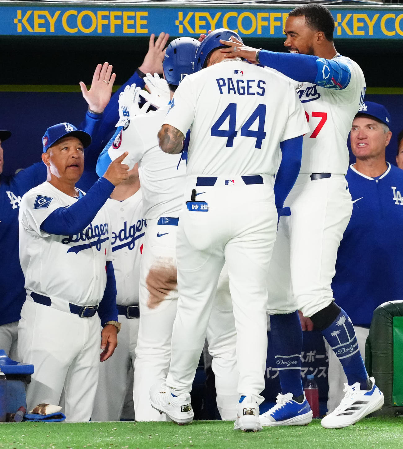 巨人対ドジャース　3回表ドジャース無死二塁、2点本塁打を放った大谷（中央左）を迎えるロバーツ監督（左）（撮影・江口和貴）