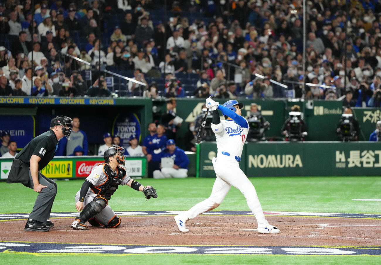 巨人対ドジャース　3回表ドジャース無死二塁、2点本塁打を放つ大谷（撮影・江口和貴）
