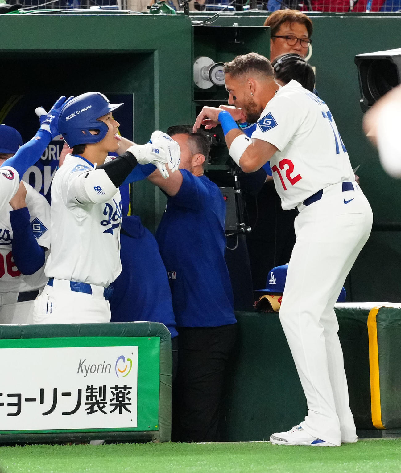 巨人対ドジャース　3回表ドジャース無死二塁、2点本塁打を放ち、ロハス（右）とポーズを決める大谷（撮影・江口和貴）