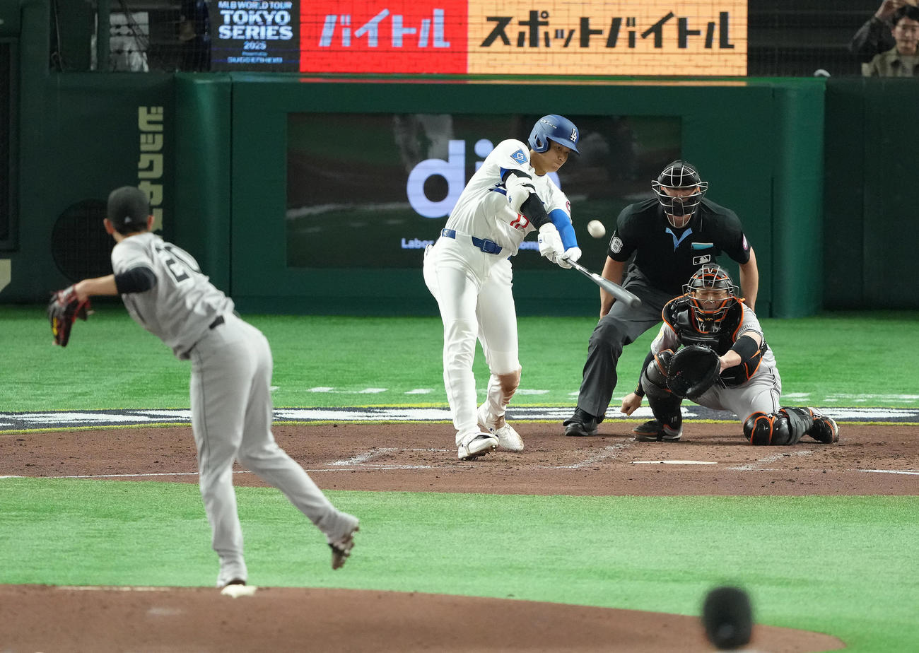 巨人対ドジャース　3回表ドジャース無死二塁、大谷は右越え2点本塁打を放つ。投手戸郷（撮影・足立雅史）