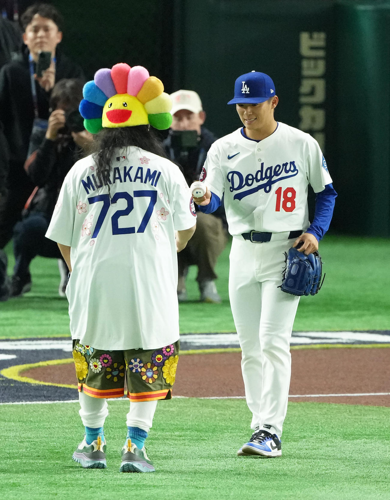 巨人対ドジャース　始球式で村上隆氏（左）の捕手を務めたドジャース山本（撮影・足立雅史）