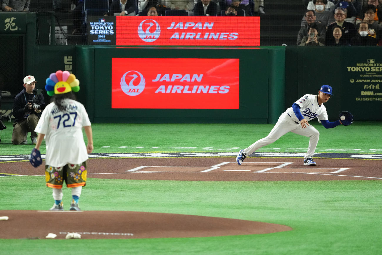巨人対ドジャース　始球式で村上隆氏（左）の捕手を務めたドジャース山本（撮影・足立雅史）