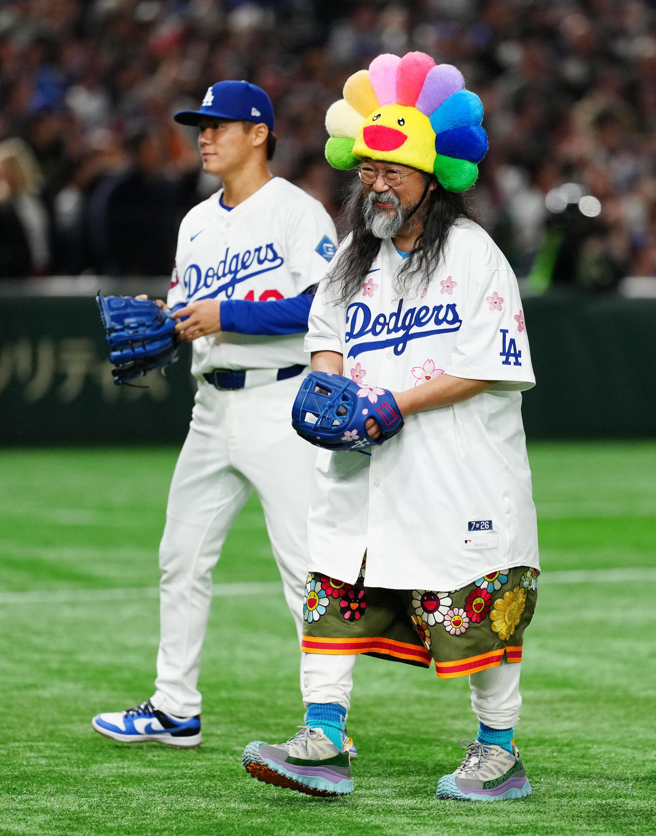 巨人対ドジャース　試合前、始球式に臨んだ村上隆氏。左は捕手役を務めたドジャース山本（撮影・江口和貴）