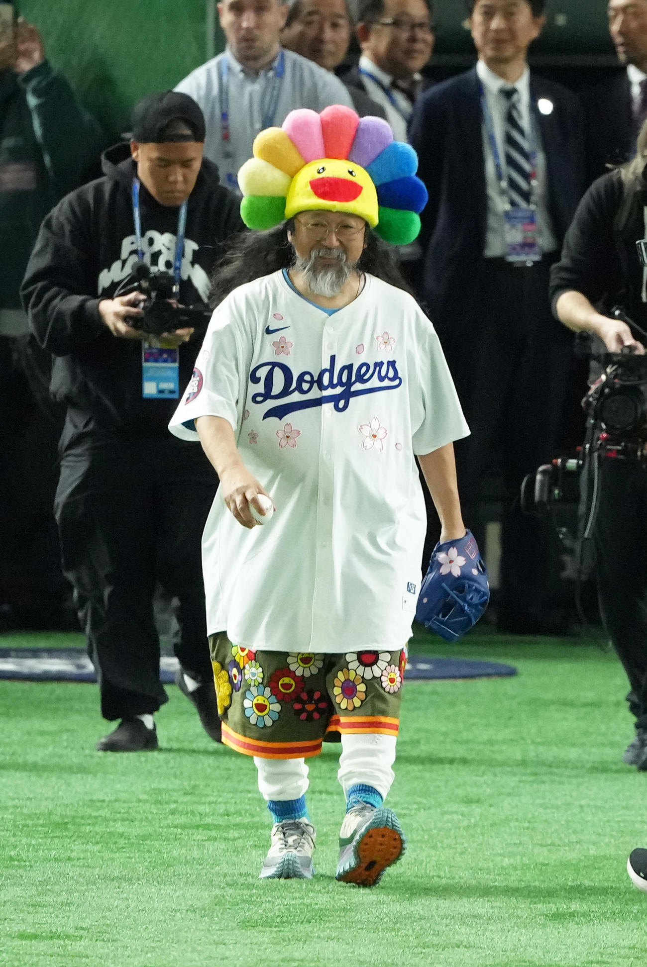 巨人対ドジャース　始球式を務めた村上隆氏（撮影・足立雅史）