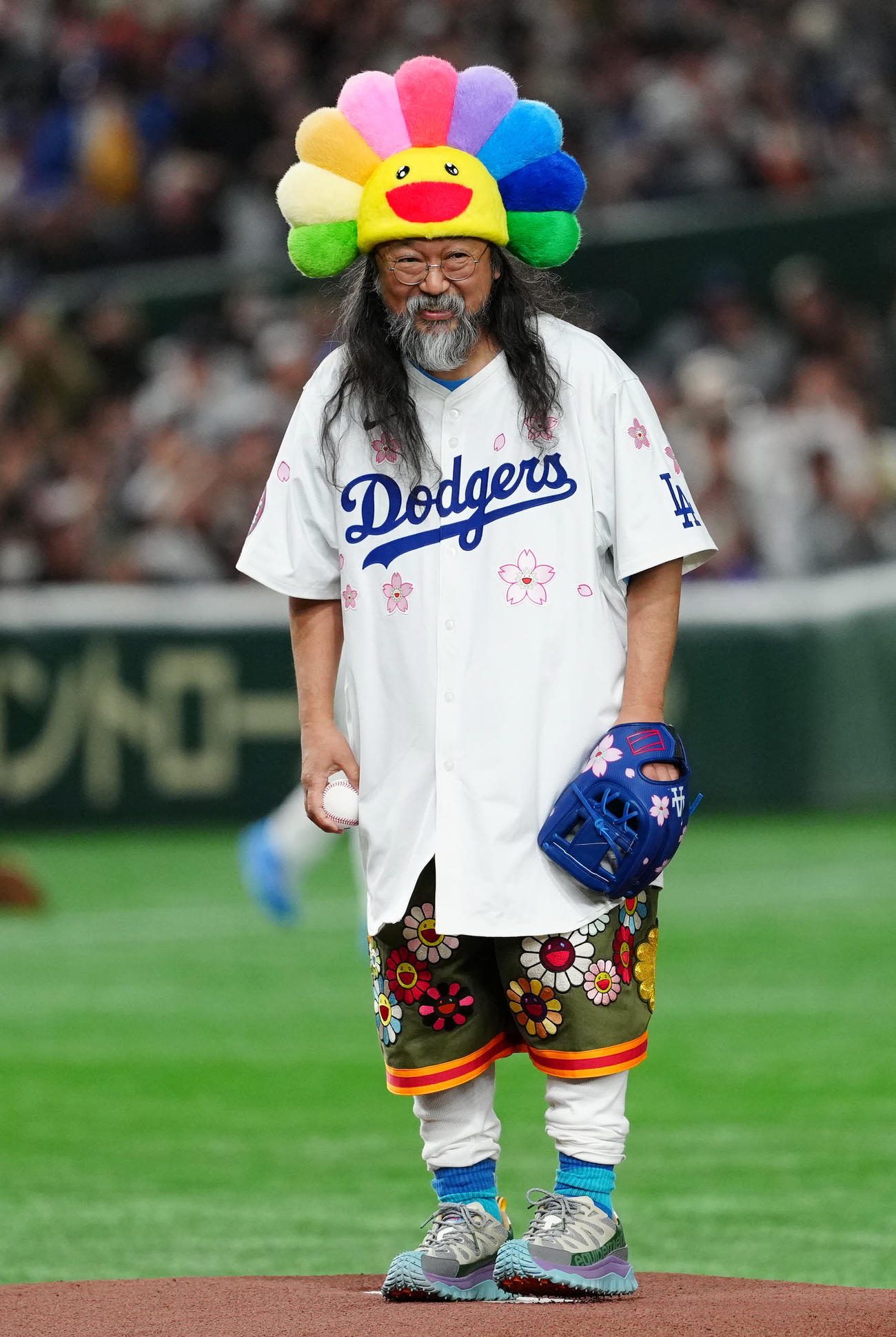 巨人対ドジャース　試合前、始球式に臨む村上隆氏（撮影・江口和貴）