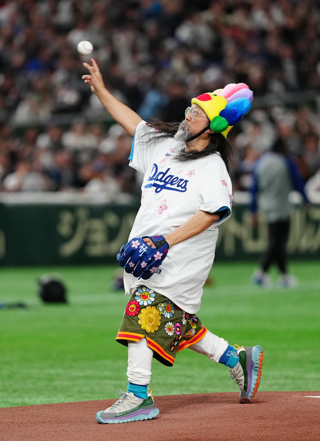 巨人対ドジャース　試合前、始球式に臨む村上隆氏（撮影・江口和貴）