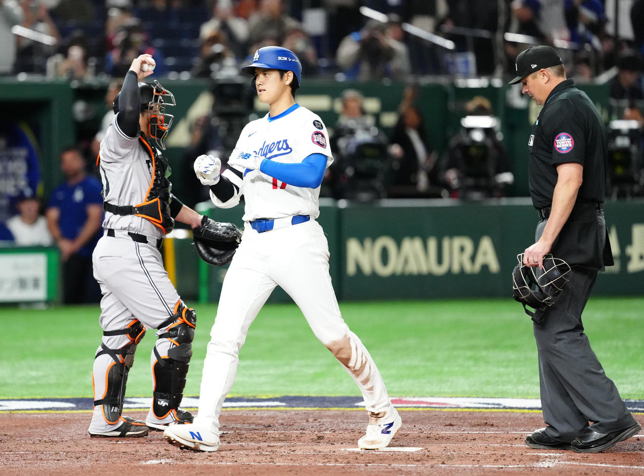巨人対ドジャース　3回表ドジャース無死二塁、2点本塁打を放ち、生還した大谷（撮影・江口和貴）