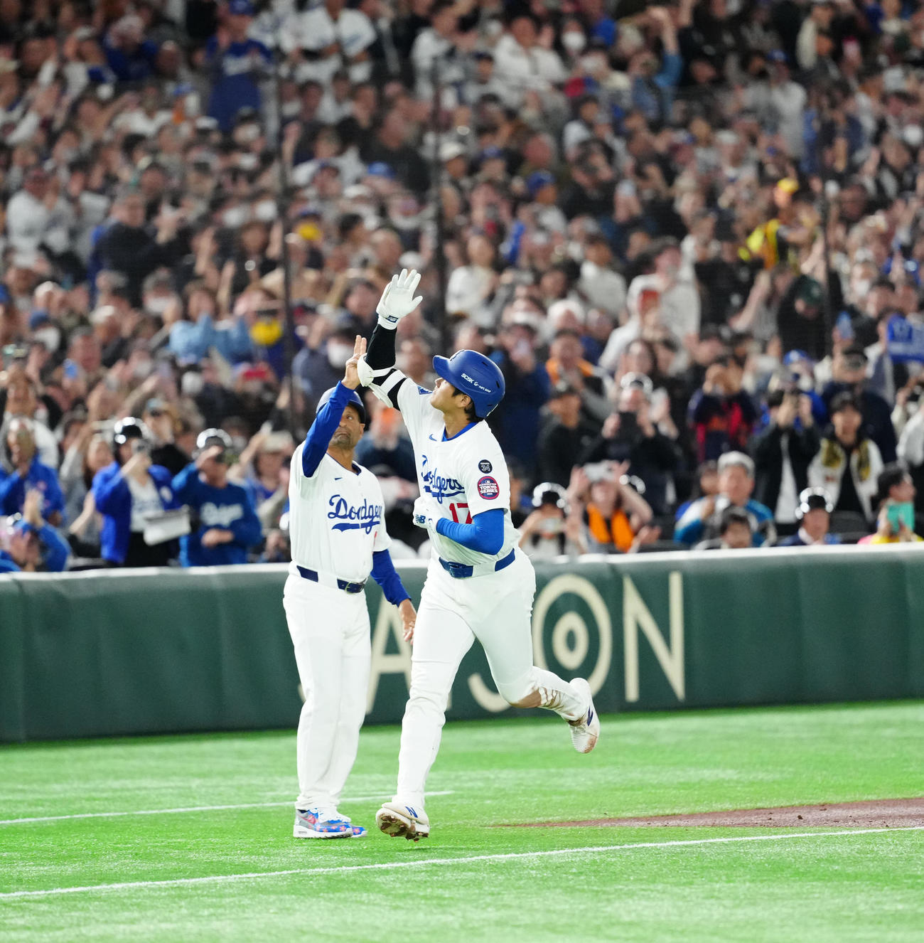 巨人対ドジャース　3回表ドジャース無死二塁、2点本塁打を放ち、ダイヤモンドを1周する大谷（右）（撮影・江口和貴）