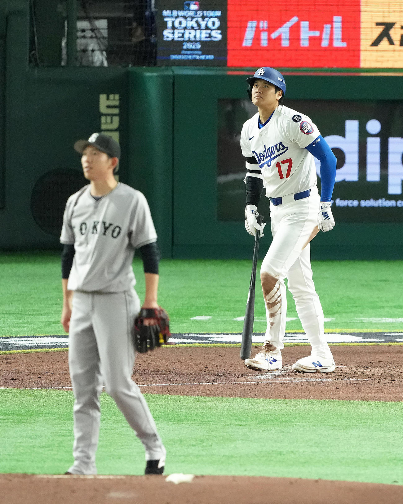巨人対ドジャース　3回表ドジャース無死二塁、大谷は右越え2点本塁打を放つ。投手戸郷（撮影・足立雅史）