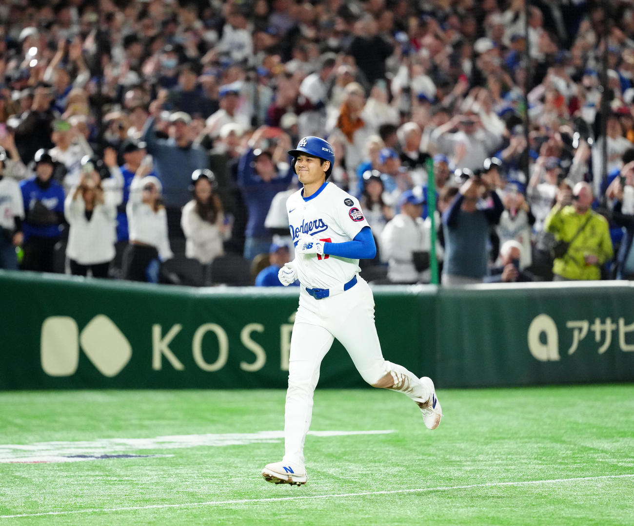 巨人対ドジャース　3回表ドジャース無死二塁、2点本塁打を放ち、笑顔でダイヤモンドを1周する大谷（撮影・江口和貴）