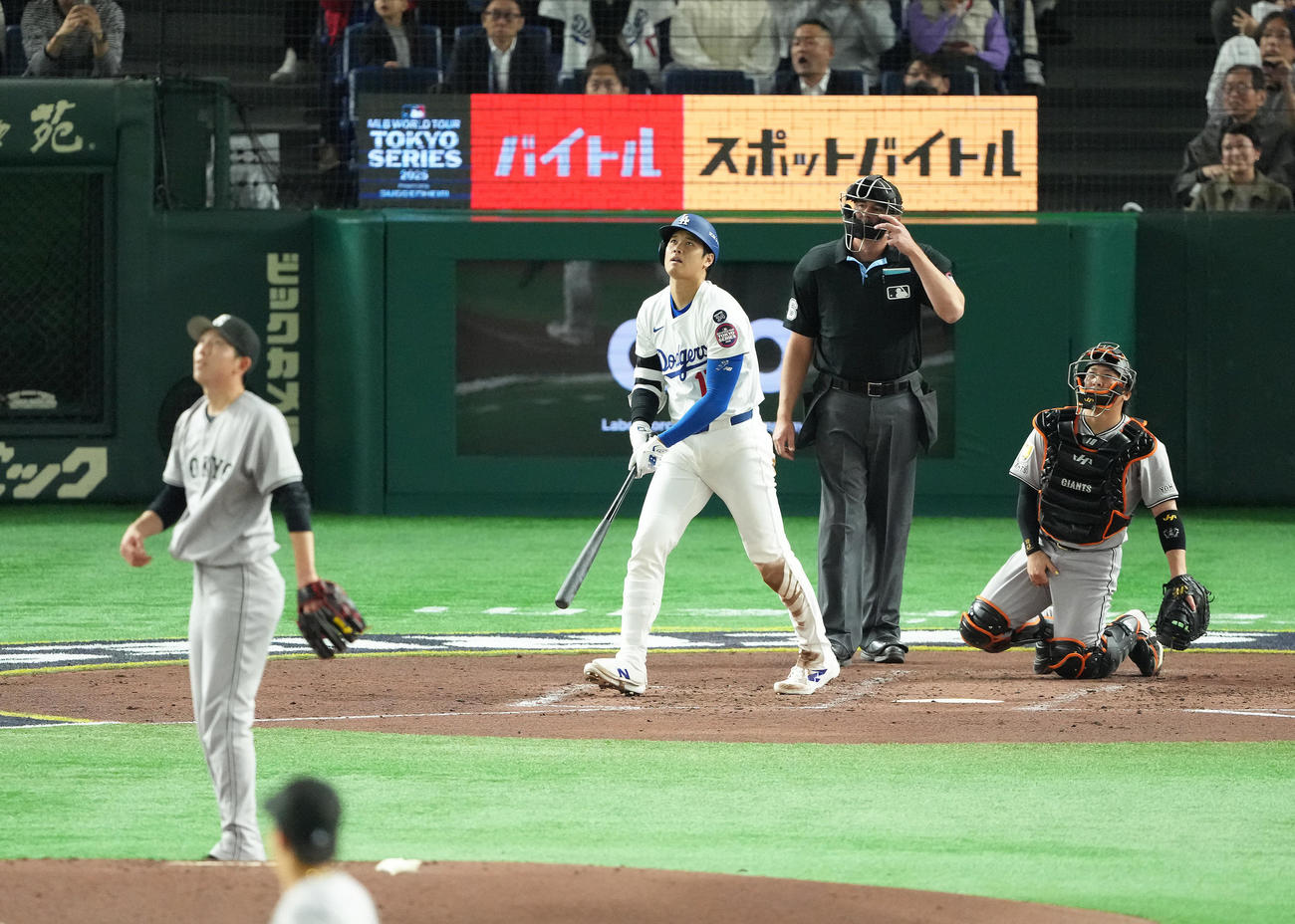巨人対ドジャース　3回表ドジャース無死二塁、大谷は右越え2点本塁打を放つ。投手戸郷（撮影・足立雅史）