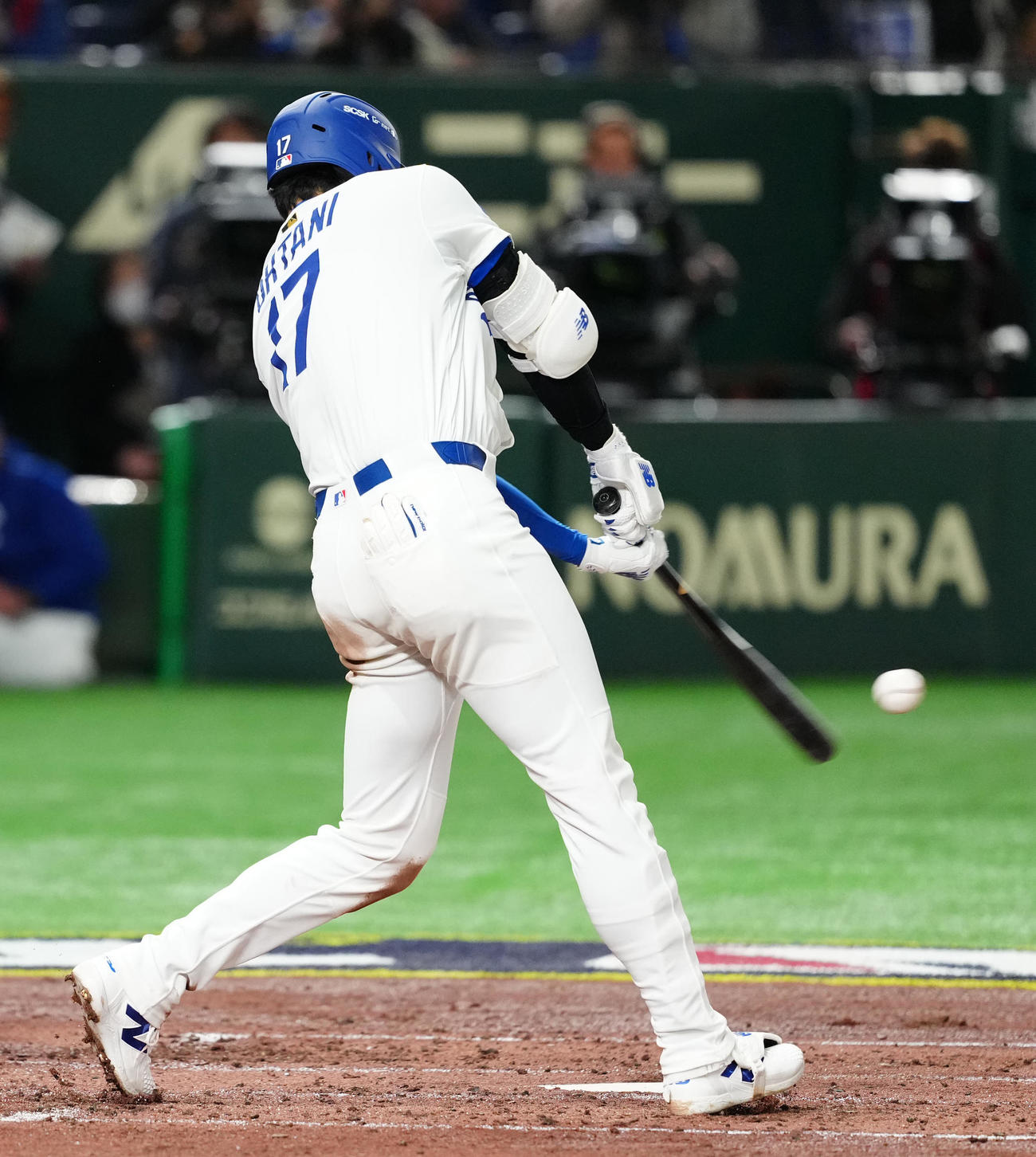 巨人対ドジャース　3回表ドジャース無死二塁、2点本塁打を放つ大谷（撮影・江口和貴）