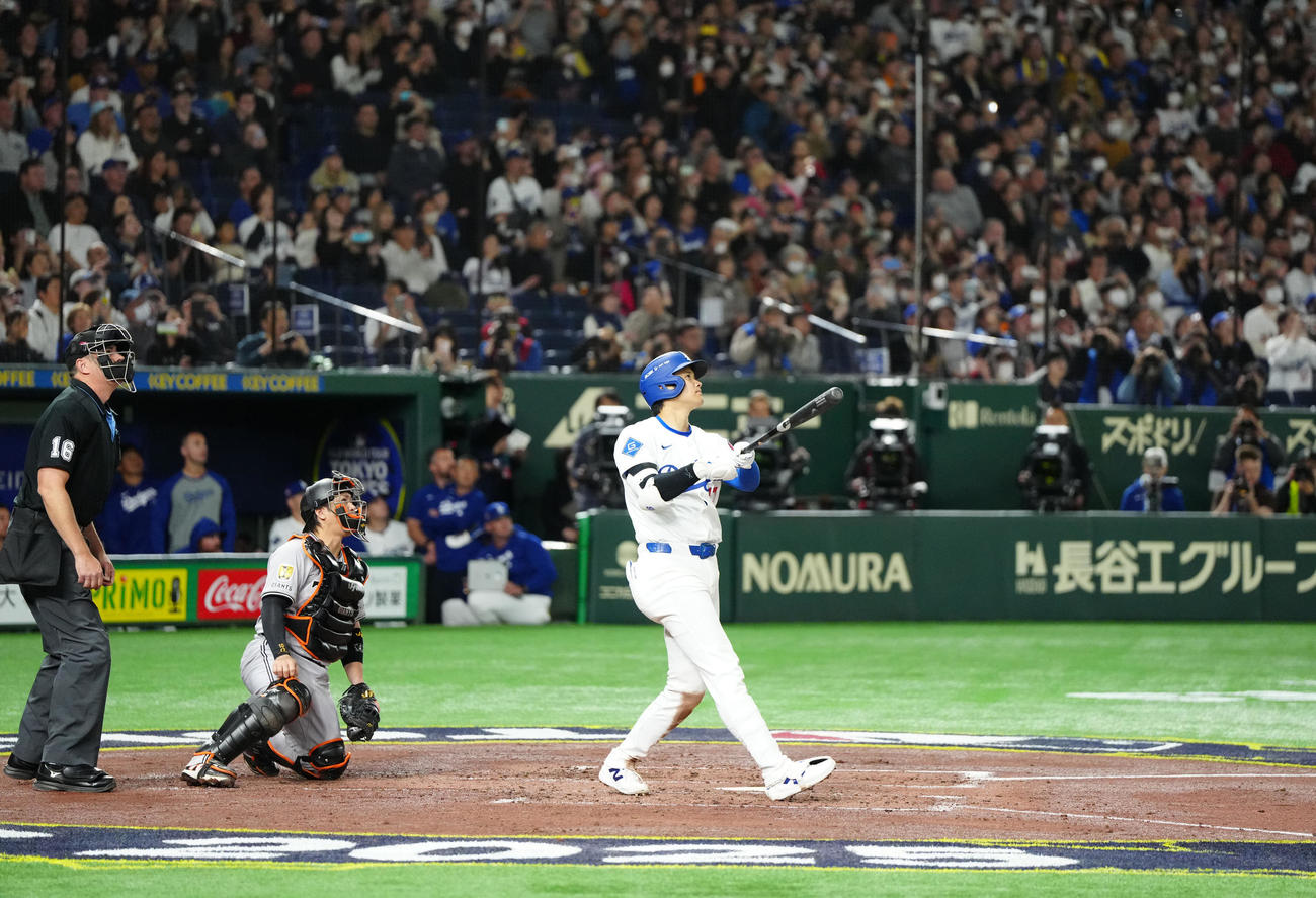 巨人対ドジャース　3回表ドジャース無死二塁、2点本塁打を放つ大谷（撮影・江口和貴）