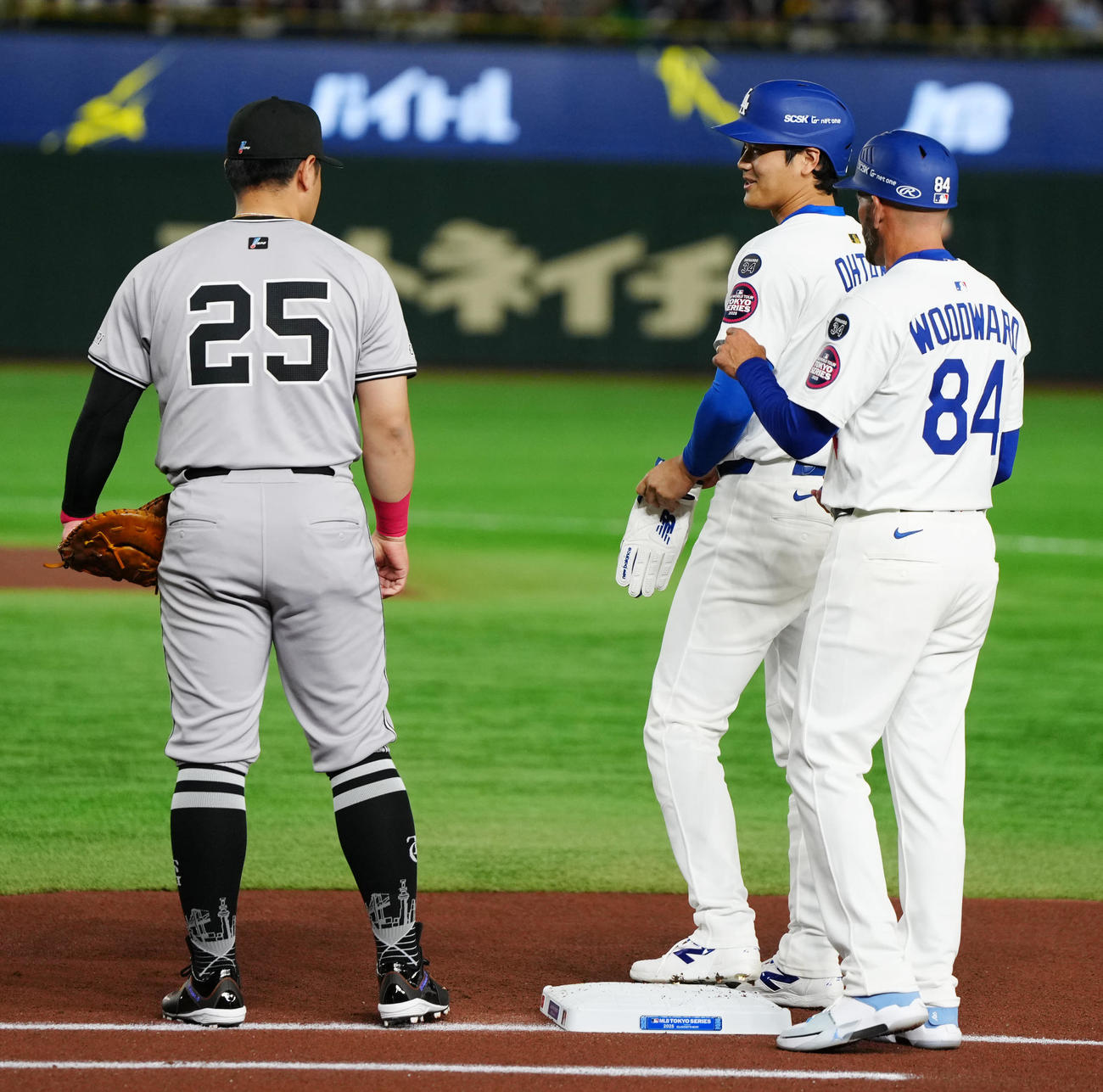 巨人対ドジャース　1回表ドジャース無死、四球を選び、塁上で岡本（左）と言葉を交わす大谷（撮影・江口和貴）