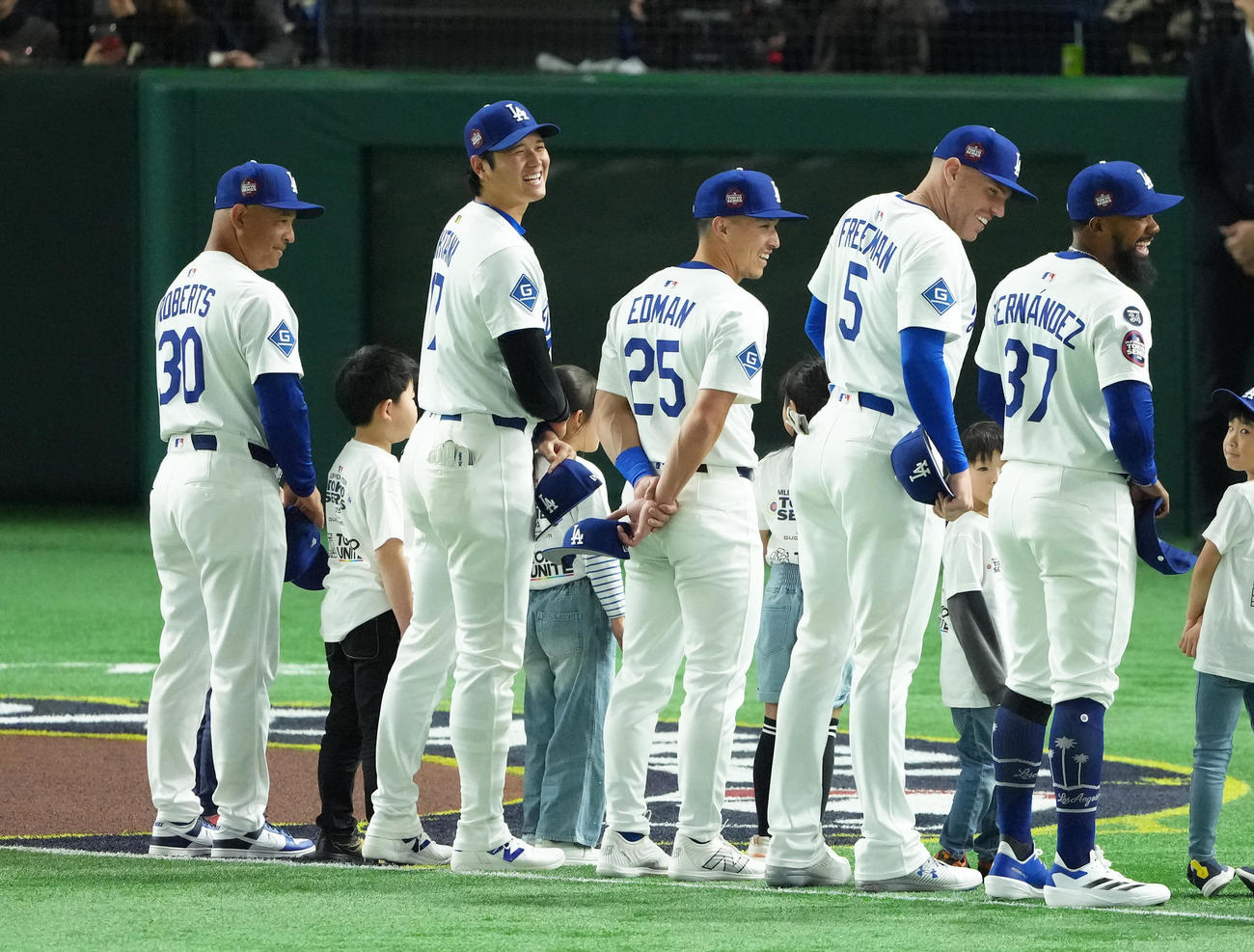 巨人対ドジャース　グラウンドに登場し、笑顔を見せるドジャース大谷（左から2人目）（撮影・足立雅史）
