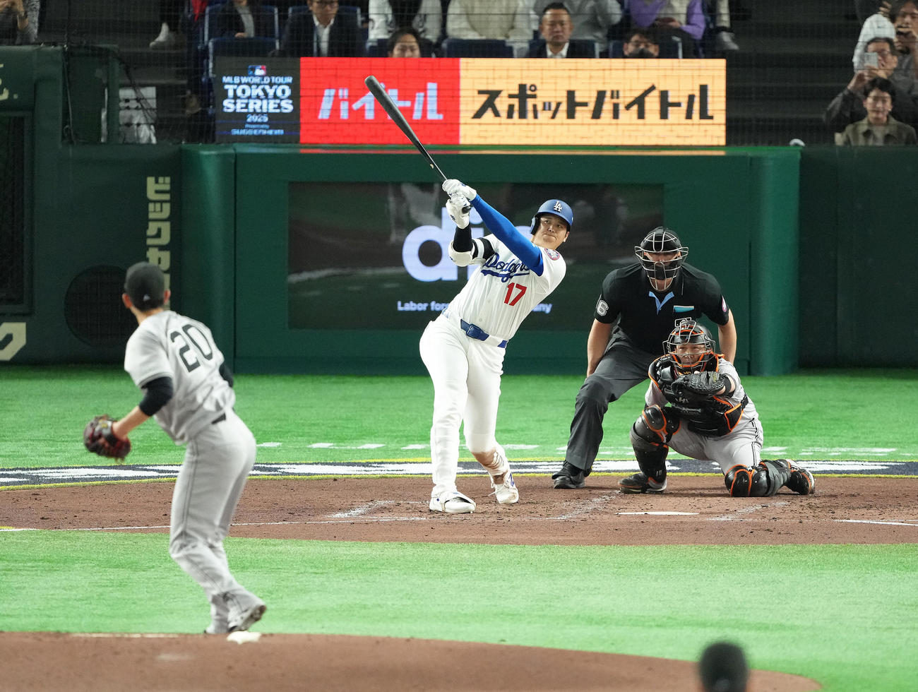 巨人対ドジャース　3回表ドジャース無死二塁、大谷は右越え2点本塁打を放つ。投手戸郷（撮影・足立雅史）