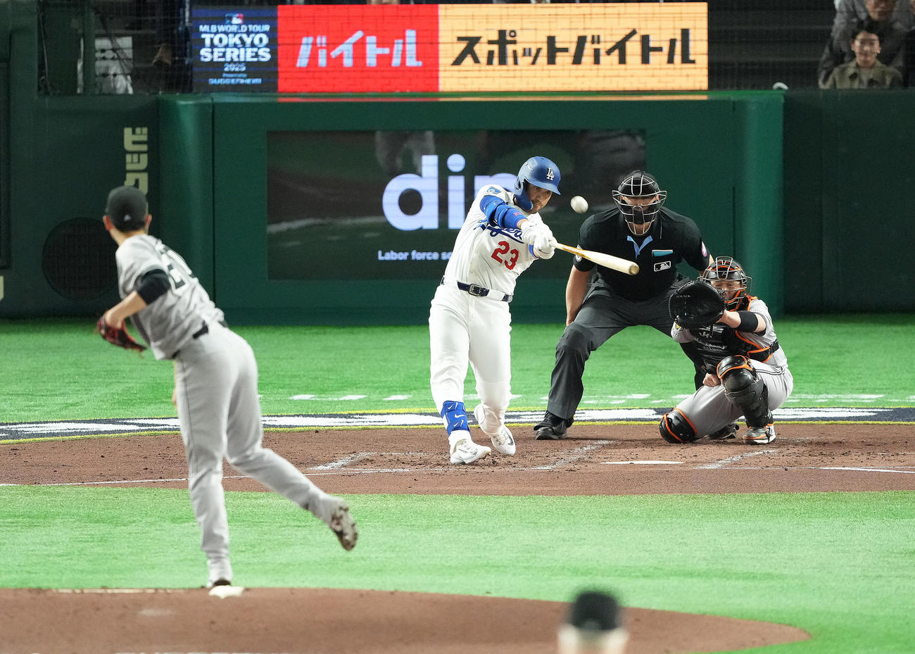 巨人対ドジャース　3回表ドジャース無死、コンフォートは先制本塁打を放つ。投手戸郷（撮影・足立雅史）