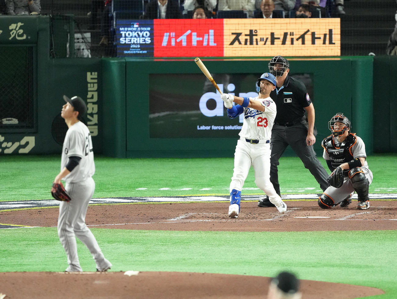 巨人対ドジャース　3回表ドジャース無死、コンフォートは先制本塁打を放つ。投手戸郷（撮影・足立雅史）