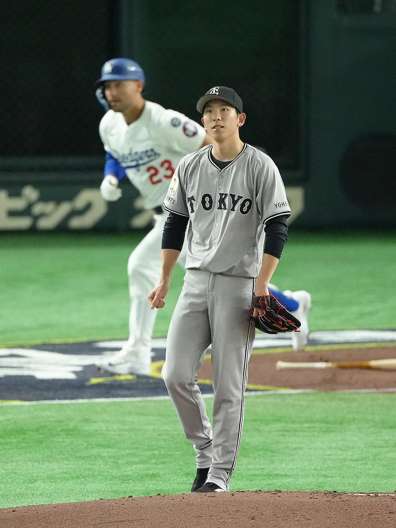 巨人対ドジャース　3回表ドジャース無死、コンフォート（後方）に先制本塁打を浴びた戸郷（撮影・足立雅史）