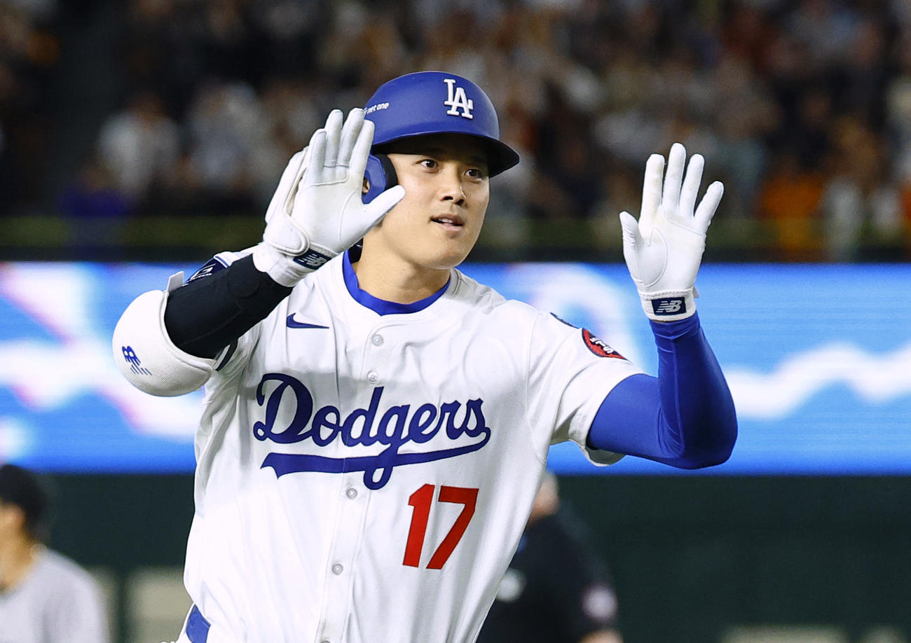 巨人戦の3回、2点本塁打を放ったドジャース大谷（共同）