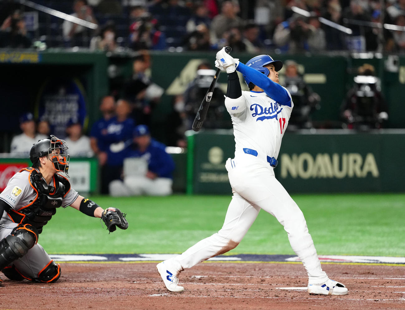 巨人対ドジャース　3回表ドジャース無死二塁、2点本塁打を放つ大谷。捕手甲斐（撮影・江口和貴）