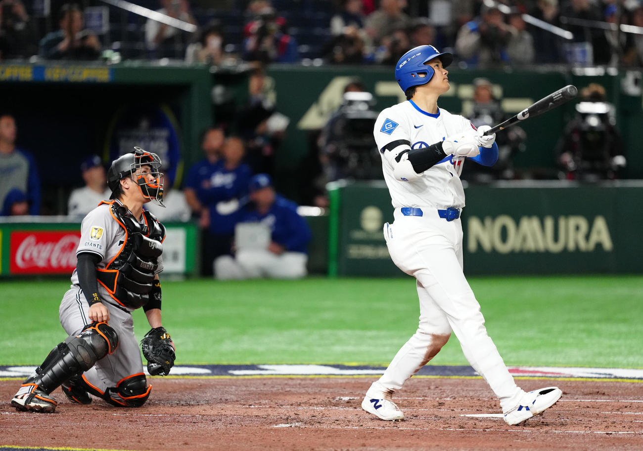 巨人対ドジャース　3回表ドジャース無死二塁、2点本塁打を放つ大谷。捕手甲斐（撮影・江口和貴）