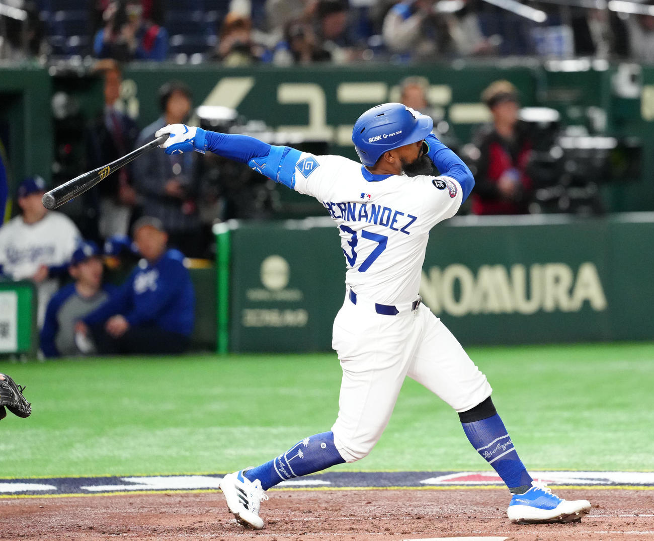 巨人対ドジャース　3回表ドジャース2死、ソロ本塁打を放つT・ヘルナンデス（撮影・江口和貴）