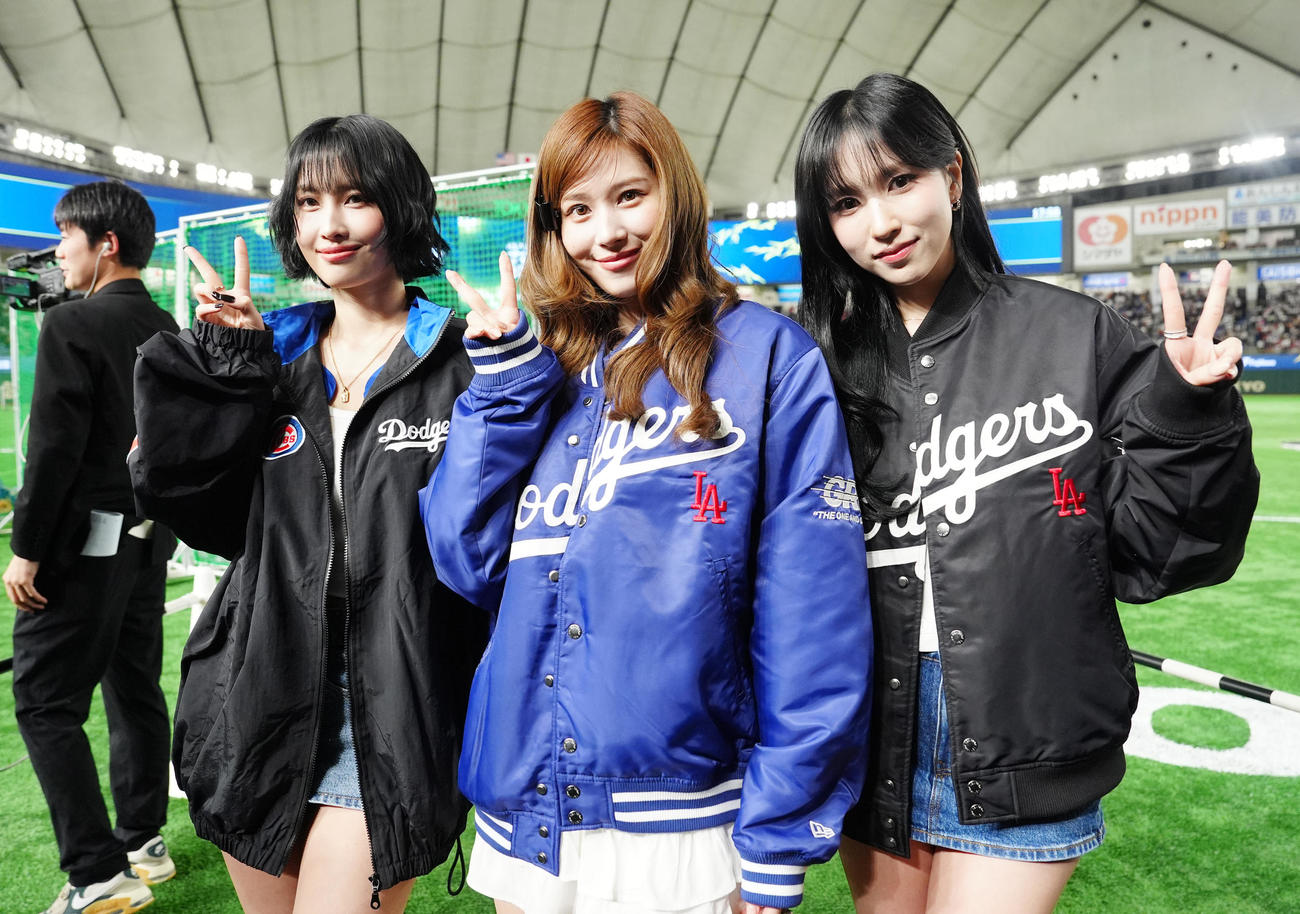巨人対ドジャース　試合前、写真に納まるTWICE日本人ユニット「MISAMO」の、左からMOMO、SANA、MINA（撮影・江口和貴）