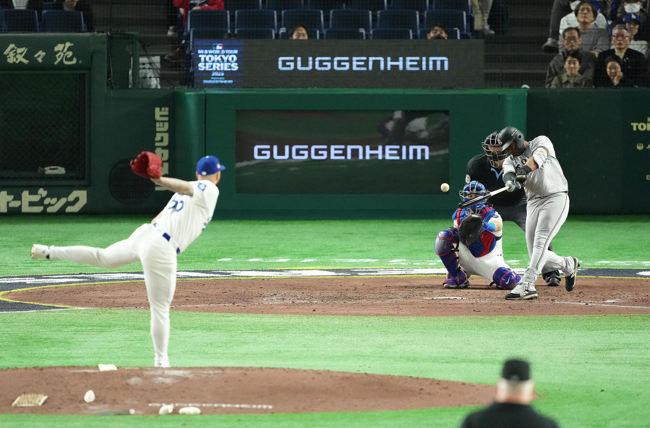 巨人対ドジャース　8回裏巨人1死、オコエは中前打を放つ。投手スコット（撮影・足立雅史）