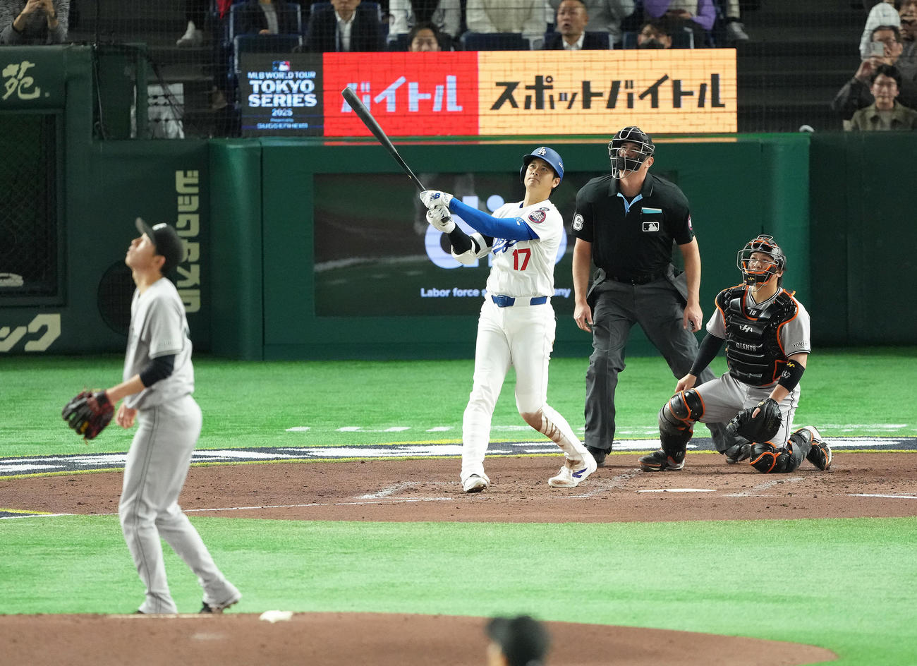 巨人対ドジャース　3回表ドジャース無死二塁、大谷は右越え2点本塁打を放つ。投手戸郷（撮影・足立雅史）