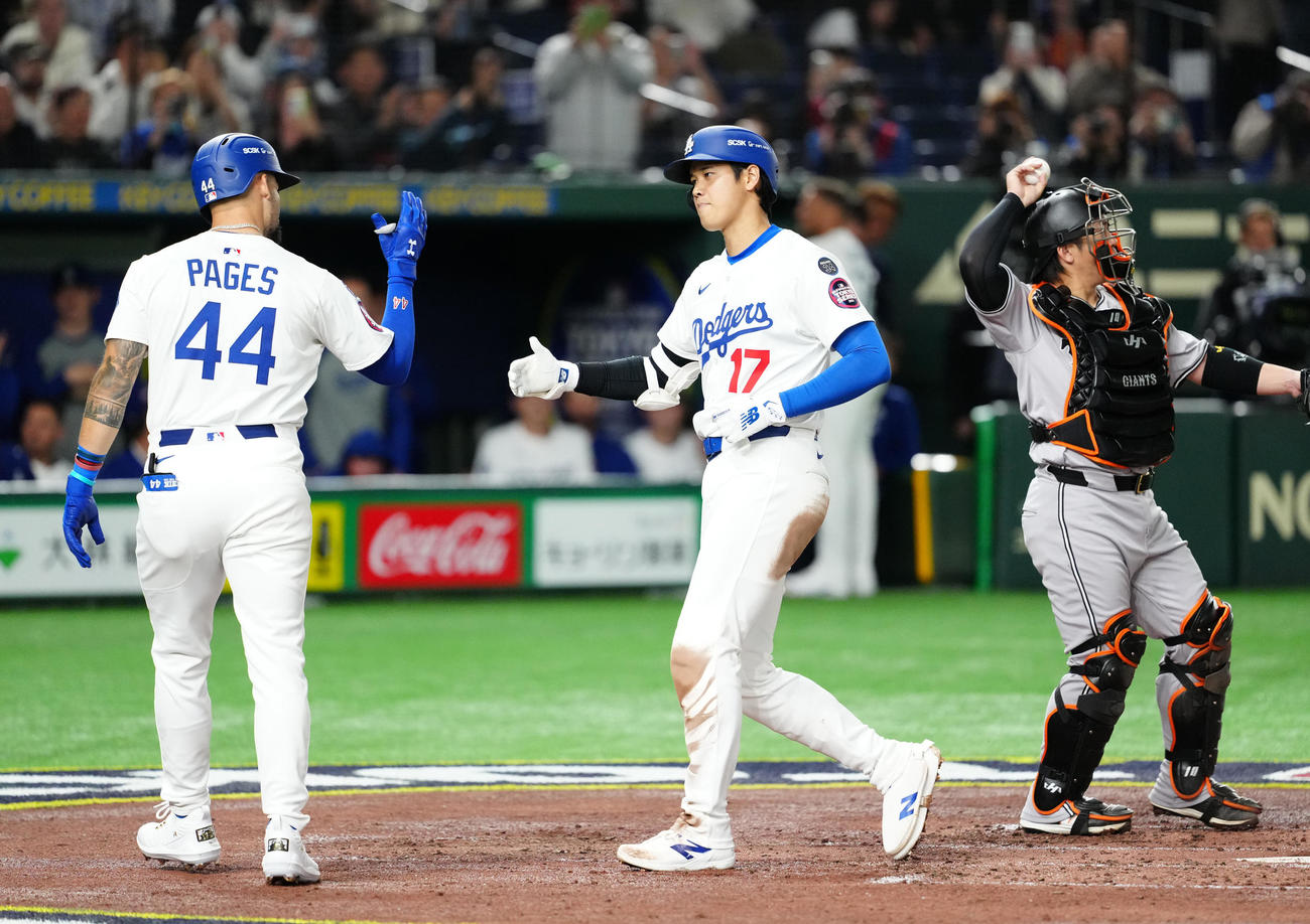 巨人対ドジャース　3回表ドジャース無死二塁、2点本塁打を放ち、生還した大谷（中央）（撮影・江口和貴）
