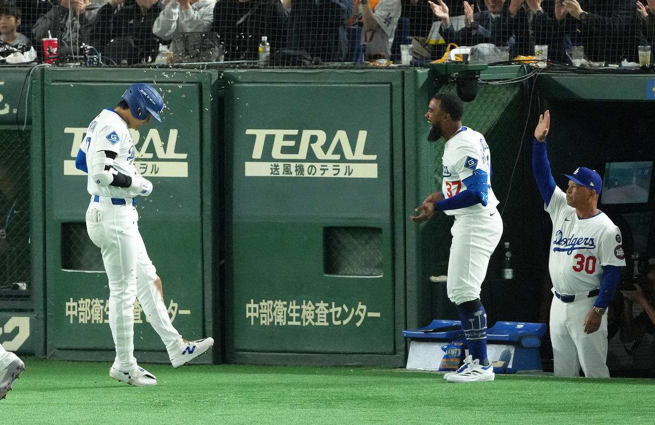 巨人対ドジャース　3回表ドジャース無死二塁、大谷（左）は右越え2点本塁打を放ちひまわりの種で祝福される（撮影・足立雅史）
