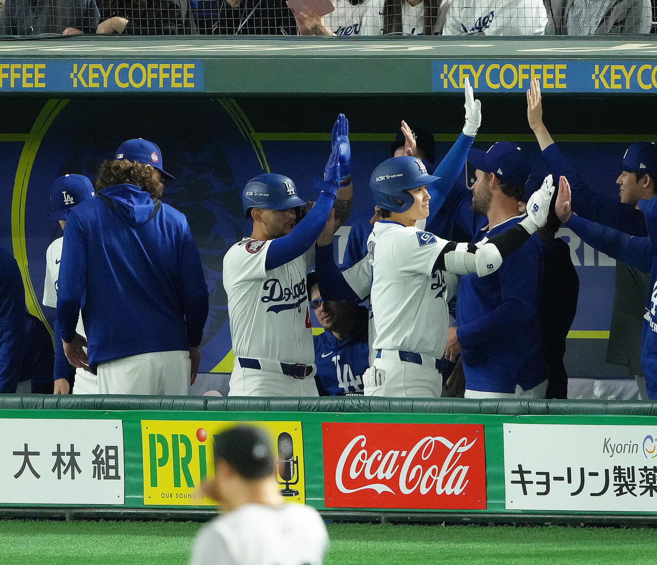 巨人対ドジャース　3回表ドジャース無死二塁、大谷（右）は右越え2点本塁打を放ちタッチで迎えられる（撮影・足立雅史）