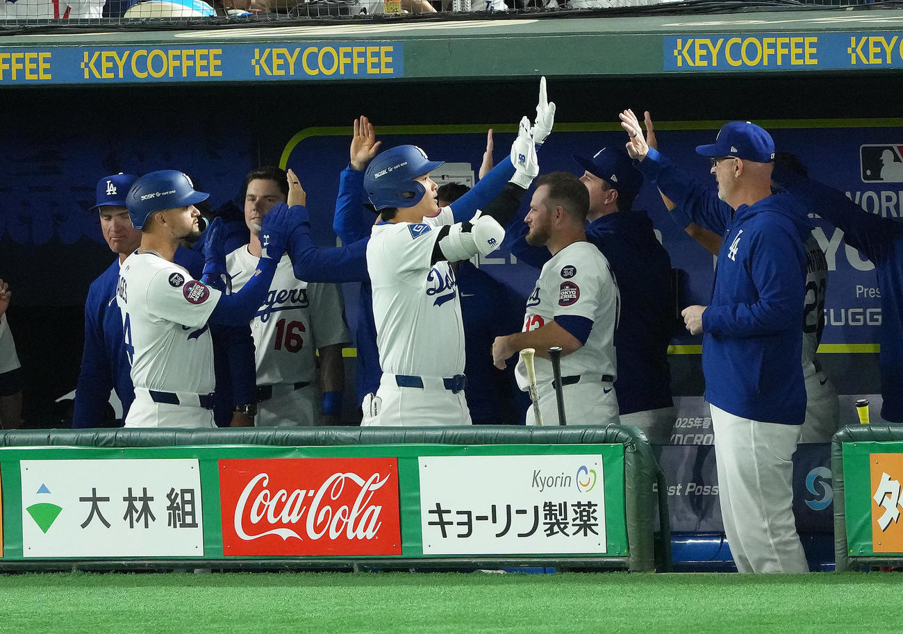 巨人対ドジャース　3回表ドジャース無死二塁、大谷（中央）は右越え2点本塁打を放ちタッチで迎えられる（撮影・足立雅史）