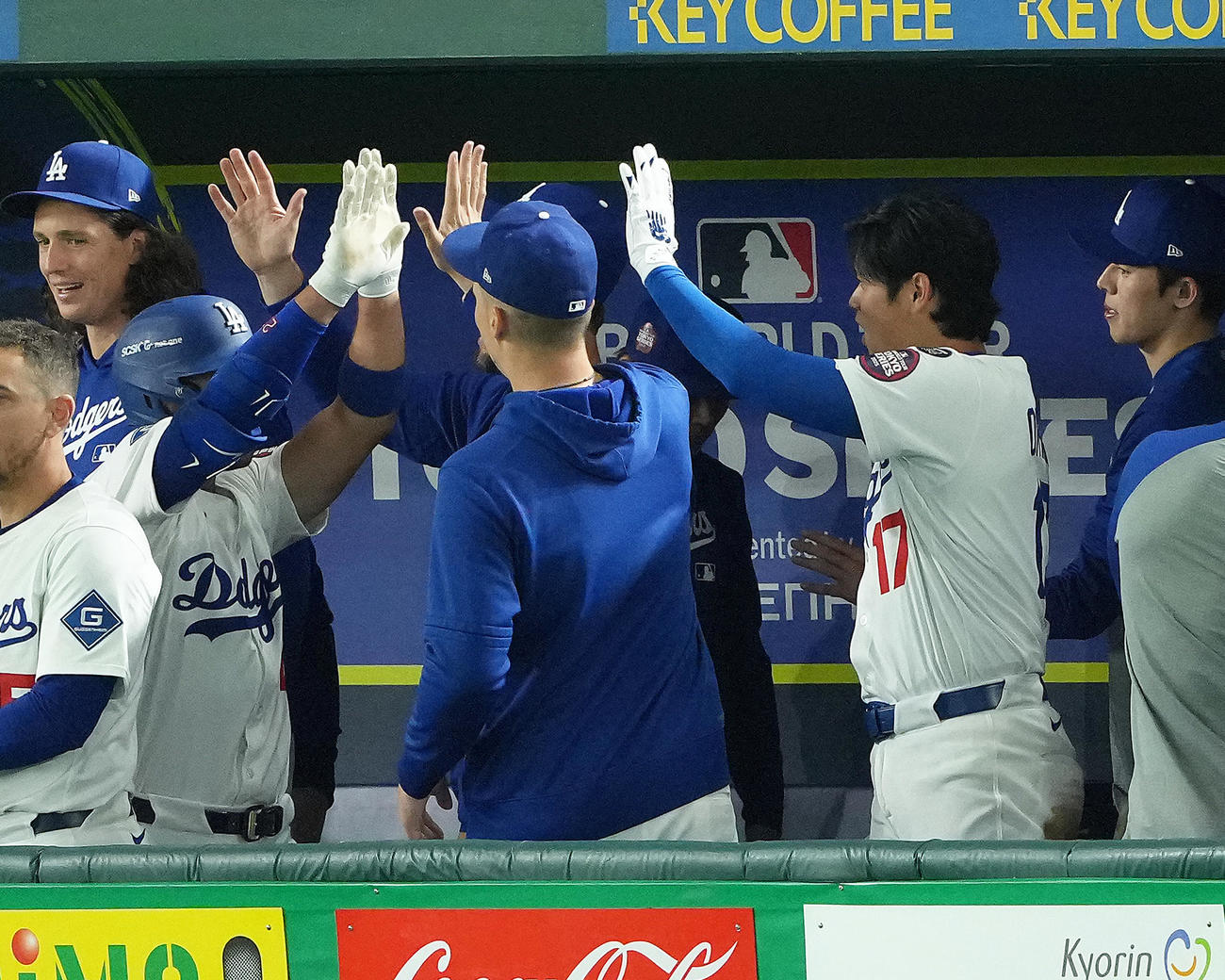 巨人対ドジャース　3回表ドジャース2死、左越え本塁打を放ったT・ヘルナンデス（左）をタッチで迎える大谷（右）（撮影・足立雅史）