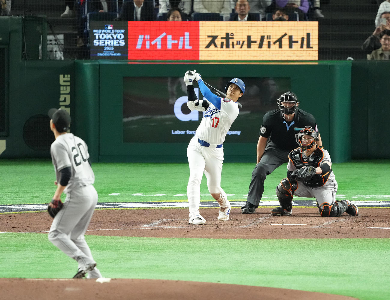 巨人対ドジャース　3回表ドジャース無死二塁、大谷は右越え2点本塁打を放つ。投手戸郷（撮影・足立雅史）