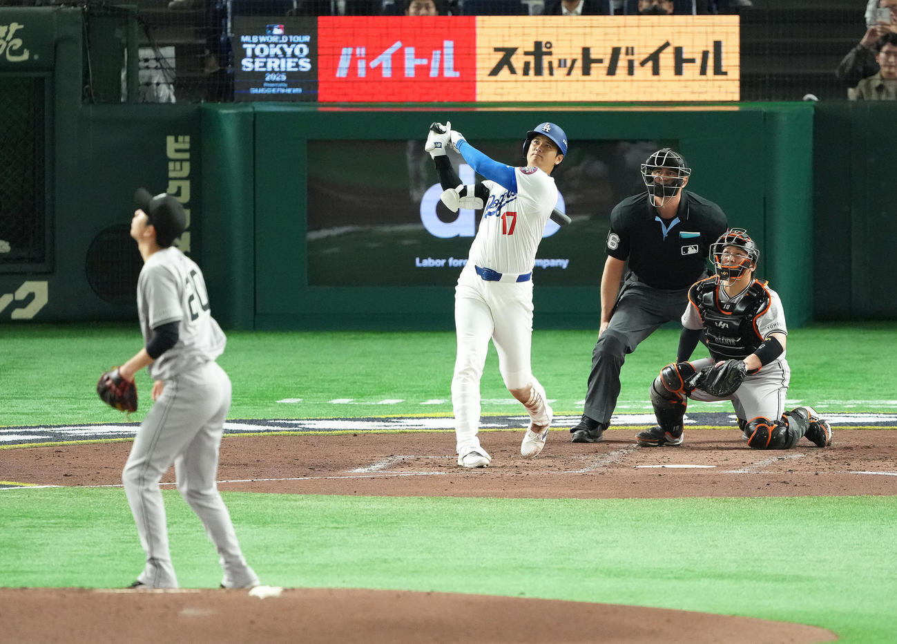 巨人対ドジャース　3回表ドジャース無死二塁、大谷は右越え2点本塁打を放つ。投手戸郷（撮影・足立雅史）