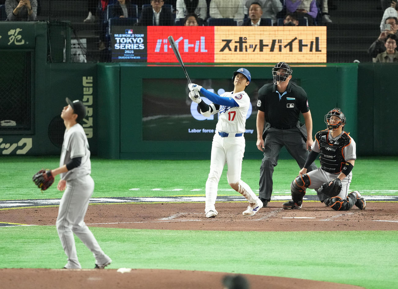 巨人対ドジャース　3回表ドジャース無死二塁、大谷は右越え2点本塁打を放つ。投手戸郷（撮影・足立雅史）