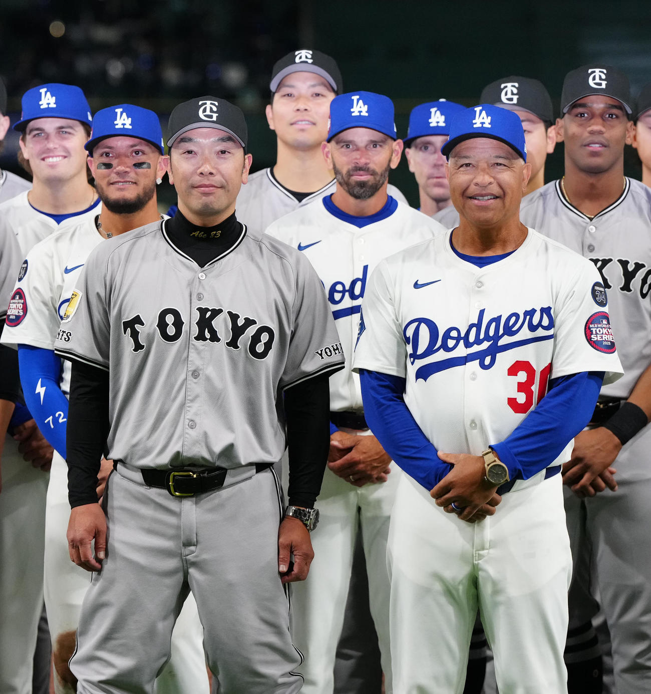 巨人対ドジャース　試合後、写真に納まる巨人阿部監督（手前左）とドジャース・ロバーツ監督（同右）ら（撮影・江口和貴）
